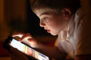 Ten-year-old-boy-uses-an-Apple-Ipad